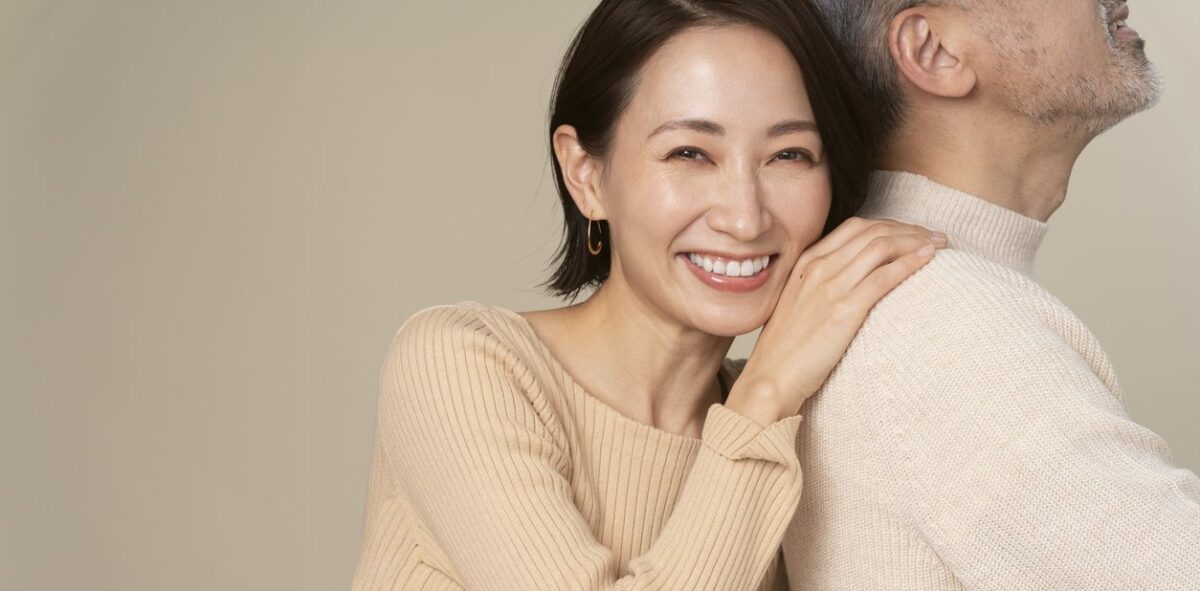 CDL Laboratory - The wife is leaning on her husband's back and smiling.