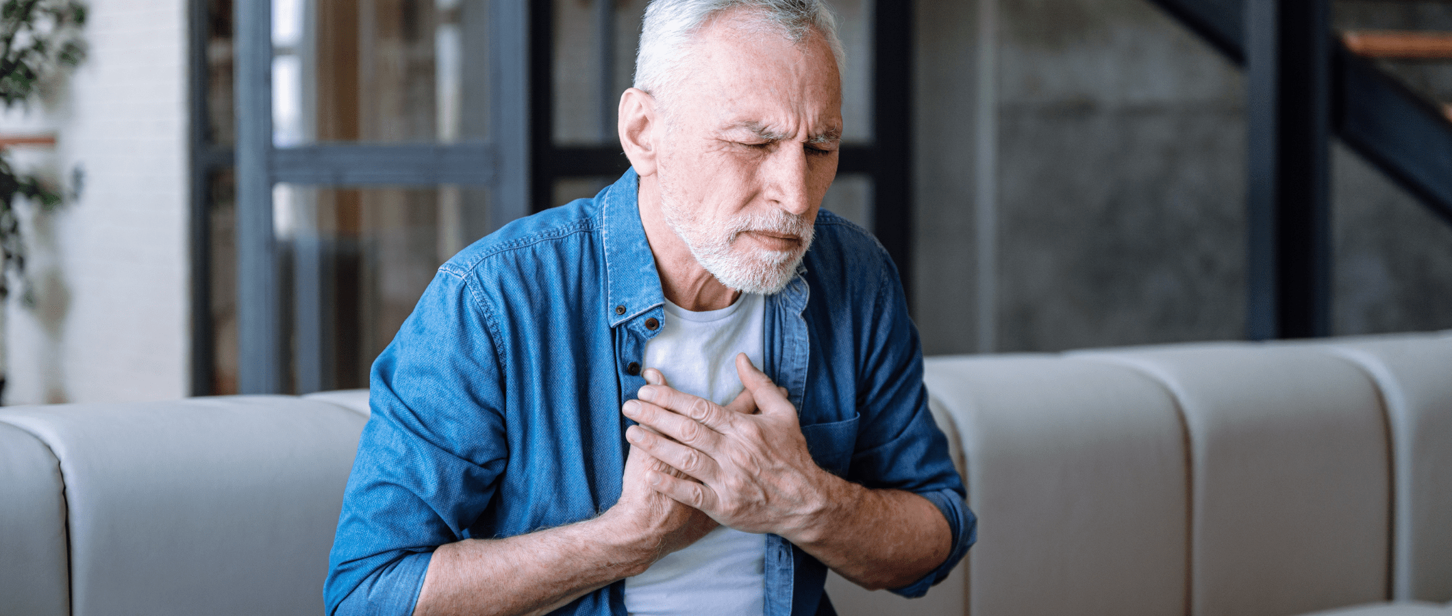 homme qui sent des palpitations cardiaques