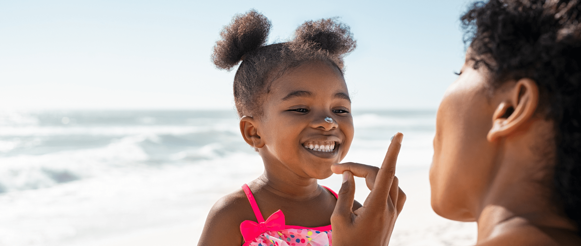 apply sunscreen on a chil