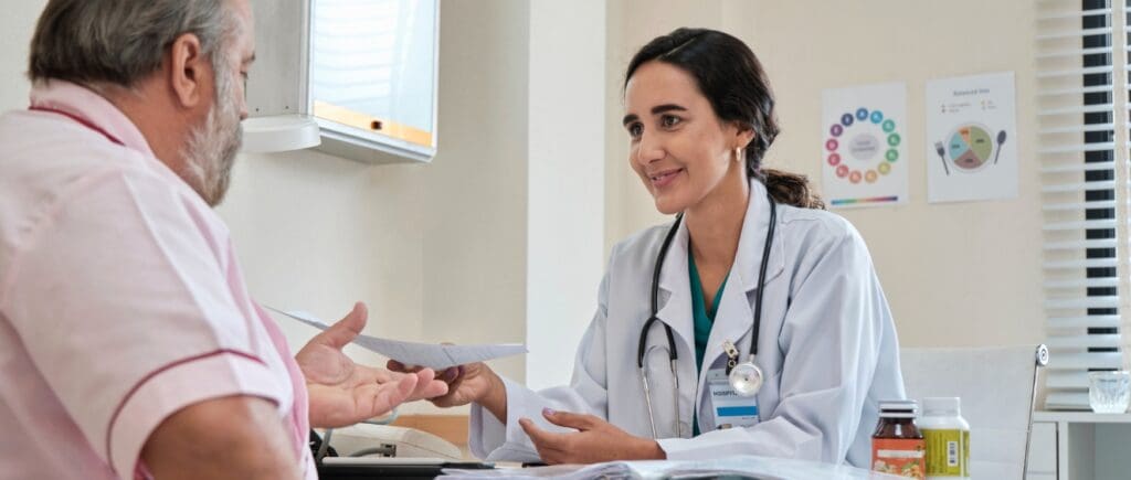 homme en consultation avec un médecin pour perdre du poids