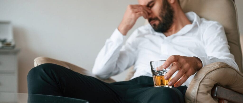 homme alcoolique dépendant à l’alcool